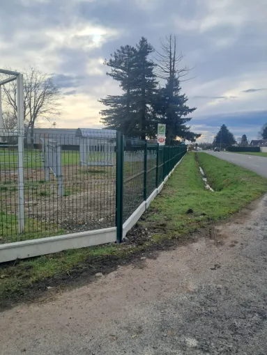 Pose de la nouvelle clôture.