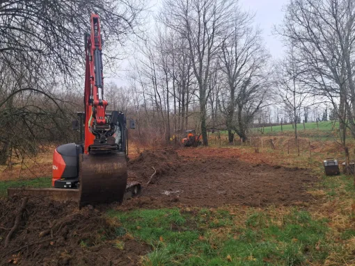 Arrachage des racines des ronces.