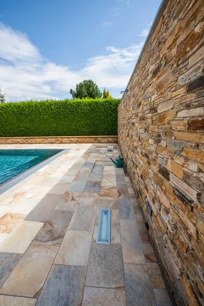Réalisation d'un enrochement suite à la construction d'une piscine dans le jardin d'une maison, Ogeu-les-Bains, MBTP