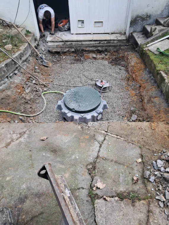 Cuve posée et remblayée.