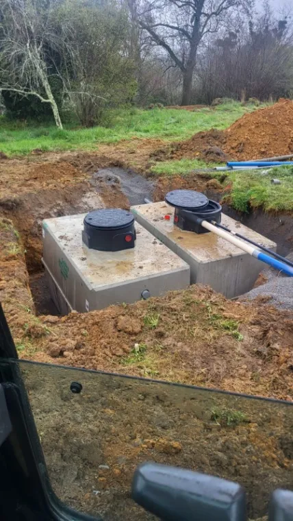 Pose des deux cuves en béton.