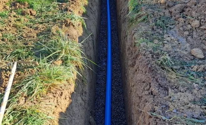 Pose du drain d'épandage.