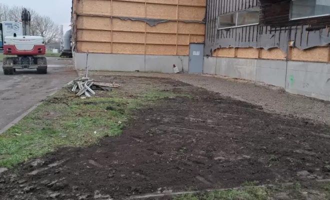Chantier fini devant le bâtiment.