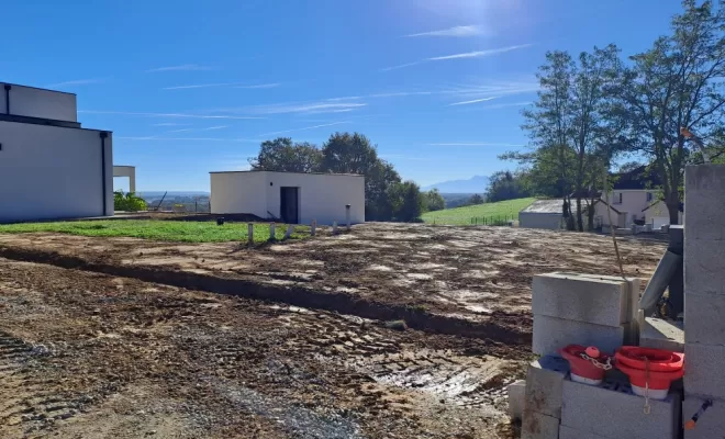 Ouverture d'une fouille d'un muret.