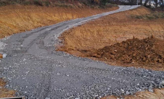 Accès empierré et compacté.