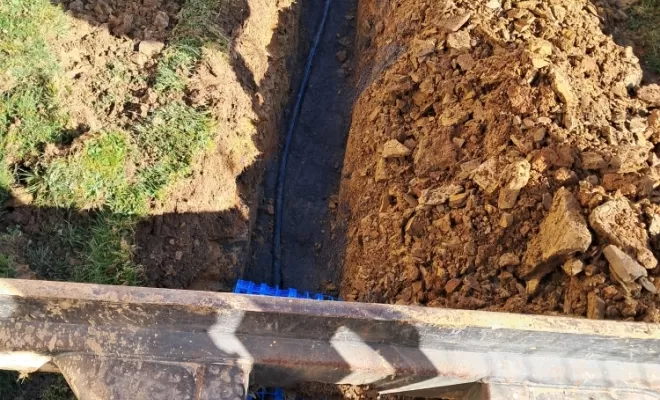 Pose du tuyau et du grillage avertiseur.