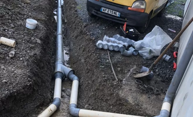 Pose des tubes PVC aux gouttières.