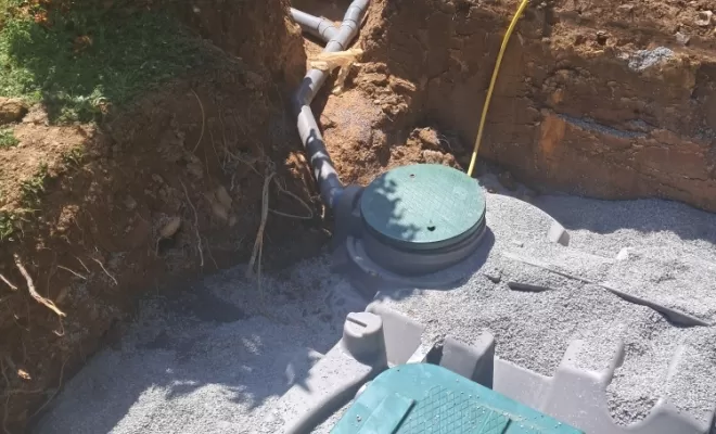 Branchement des évacuations sur la filière et remplissage de la fosse.