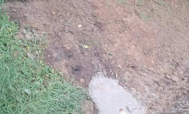 Réalisation du massif en béton pour protéger le tube dans le fossé.