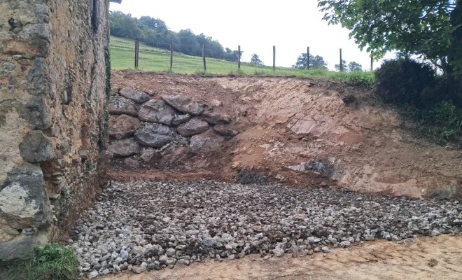 Empierrement devant le pignon de la maison.