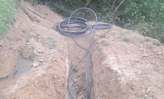 Pose des tubes PEHD (arrivée d'eau, trop plein, alimentation et vidange).