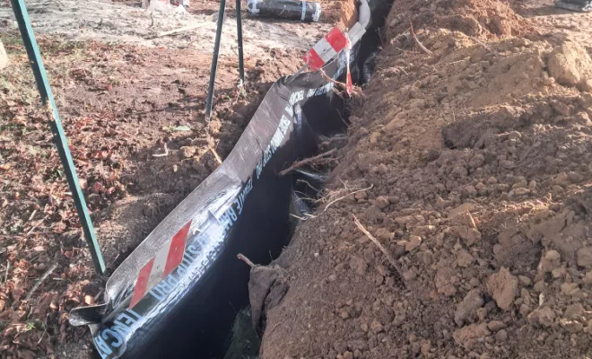 Pose d'une clôture anti rhizomes.