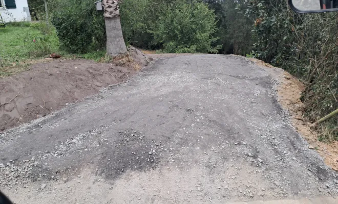 Création et empierrement de l'accès au jardin.