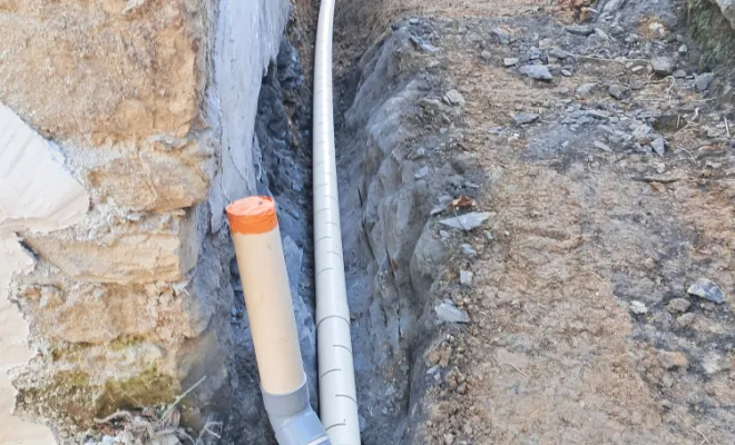 Pose des drains et remonter de gouttières.