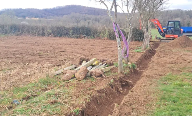 Ouverture de la fouille du mur.