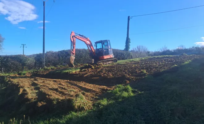 Décapage de la terre végétale.