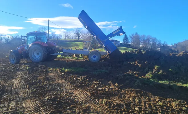 Mise en stock de la terre végétale.