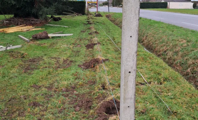 Réalisation des trous à la tarière sur la minipelle.