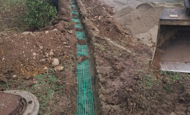 Pose du grillage avertisseur.