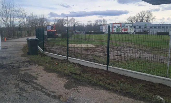 Pose de la nouvelle clôture.