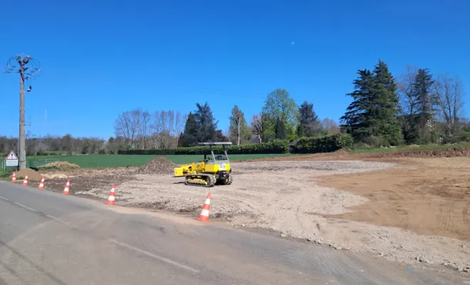 Mise en place de cailloux recyclé pour rattraper le niveau naturel.