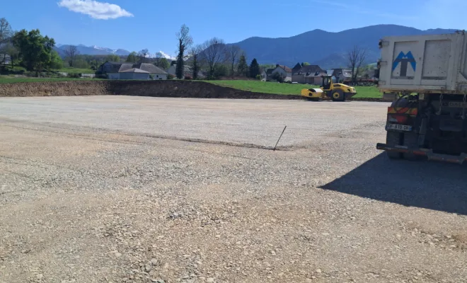 Compactage du cailloux.