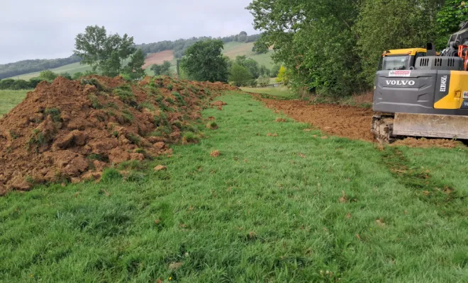 Décapage de la terre végétale.