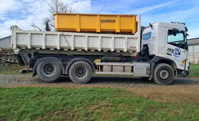 Transport d'une benne agricole.
